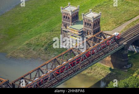 Luftaufnahme, Flutflut Rhein, Brückenturm Rheinhausen Duisburg an der Bahnbrücke Hochfeld und Güterzug beladen mit Autos, Friemersheim, Duisb Stockfoto