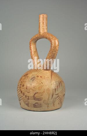 Owl Warrior Bottle 5th–7th Century Moche die Darstellung von Tieren als Krieger mit menschlichen Attributen ist in bemalten und modellierten Keramiken von Künstlern der peruanischen Moche-Kultur üblich, und die dargestellten Tiere umfassen zahlreiche Vogelarten, Leguane, Krebse, Füchse, Hirsche, Und Krebse (Donnan und McClelland, 1999). Auf diesem Schiff (siehe Sawyer, 1966: 46, für eine Rollout-Zeichnung) malte der Künstler zwei anthropomorphe Eulen auf beiden Seiten des kugelförmigen Körpers des Schiffes, die jeweils in typischer Moche-Krieger-Kleidung gekleidet waren, einschließlich eines jaguar-Kopfbedeckung mit einem Federschmuck, der auf der Rückseite ragt Stockfoto