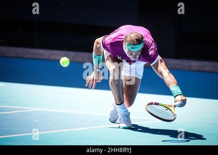 Melbourne, Australien. 23rd Januar 2022. RAFAEL NADAL aus Spanien stolpert bei seinem Spiel gegen den Franzosen Adrian Mannarino bei den Australian Open 2022 im Melbourne Park. (Bild: © Chris Putnam/ZUMA Press Wire) Stockfoto