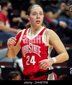 Piscataway, New Jersey, USA. 23rd Januar 2022. Ohio State Buckeys bewachen Taylor Mikesell (24) in der ersten Hälfte der Jersey Mikes Arena zwischen den Rutgers Scarlet Knights und Ohio State Buckeys am Sonntag, den 23 2022. Januar in Piscataway, New Jersey. Ohio State schlägt Rutgers 80-71. Duncan Williams/CSM/Alamy Live News Stockfoto