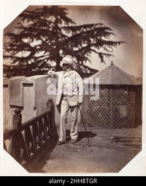 [The Earl Canning, Barnes Court, Simla] 1861 Unbekannt Charles John, Viscount und später Earl Canning (1812–1862), übernahm 1856 seine Rolle als Generalgouverneur von Indien und hatte die schwierige Aufgabe, im folgenden Jahr die indische Meuterei gegen die britische Herrschaft zu bewältigen und das Land nach dem Aufstand zu befrieden. 1858 ernannte ihn Königin Victoria zum ersten Vizekönig des Subkontinents. Selbst in einem privaten Moment, in dem Lord Canning von der Terrasse des Barnes Court, seiner Sommerresidenz im gotischen Stil in Simla, die Landschaft überblickt, strahlt er die Autorität seines Ranges aus und zeigt sich in seinem dre Stockfoto