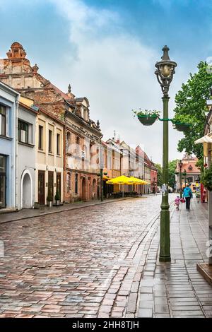 KAUNAS, LITAUEN - 17. MAI 2012: Blick auf die Vilniaus Straße zum Rathausplatz im Bereich der Häuser 6-10 mit einem glänzenden Bürgersteig aus der Recen Stockfoto