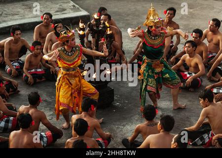 BALI, INDONESIEN - 1. MÄRZ 2014: Zwei weibliche Haupttänzerinnen treten im Kreis der männlichen Tänzer auf Stockfoto