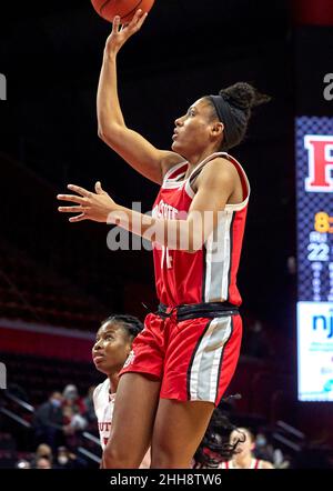 Piscataway, New Jersey, USA. 23rd Januar 2022. Der Wächter der Ohio State Buckeys, Taylor Thierry (14), schießt in der ersten Hälfte in der Jersey Mikes Arena zwischen den Rutgers Scarlet Knights und den Ohio State Buckeys in Piscataway, New Jersey, am Sonntag, den 23 2022. Januar, einen Korb. Ohio State schlägt Rutgers 80-71. Duncan Williams/CSM/Alamy Live News Stockfoto