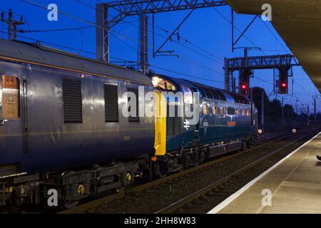 Erhaltene Lokomotive der Baureihe 55 Deltic 55022 Royal Scots Grey am bahnhof carnforth mit dem Zug 1Z46 die 1612 Newcastle - Crewe Compass Tours Railtour. Stockfoto