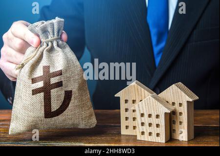 Zahlen zu Geldbeuteln und Wohngebäuden der türkischen Lira. Investitionen in die Immobilien- und Bauindustrie. Mietgeschäft. Verkauf von Wohnungen. Kaufen Stockfoto