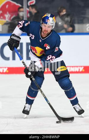 München, Deutschland. 23rd Januar 2022. Eishockey: DEL, EHC Red Bull München - Eisbären Berlin, Hauptrunde, Spieltag 46th im Olympia-Eissportzentrum. Maximilian Kastner aus München. München verliert mit 1:3. Quelle: Tobias Hase/dpa/Alamy Live News Stockfoto