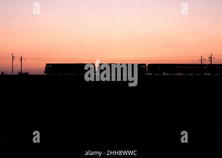 2 Lokomotiven der Baureihe 31 31454 + 31601 mit einer Railtour eine Sonnenuntergangs-Silhouette auf der Hauptlinie der Westküste machen Stockfoto