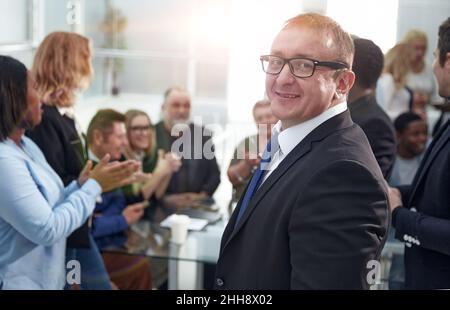 Verschiedene Unternehmer, die sich bei Einem Gruppentreffen unter der Leitung Eines Managers im Büro Eines modernen Inner Rich-Konzerns treffen Stockfoto