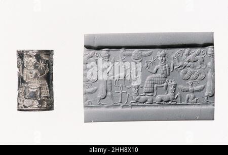 Zylindersiegel und moderner Eindruck: königlicher Verehrer vor einem gott auf einem Thron; menschenköpfige Bullen unterhalb ca. 1820–1730 v. Chr. Obwohl bereits im siebten Jahrtausend v. Chr. Gravursteine verwendet wurden, um Abdrücke in Ton zu stempeln, erlaubte die Erfindung im vierten Jahrtausend v. Chr. von geschnitzten Zylindern, die über Ton gerollt werden konnten, die Entwicklung komplexerer Siegeldesigns. Diese Zylinderdichtungen, die zuerst in Mesopotamien verwendet wurden, dienten als Besitzzeichen oder Identifikationszeichen. Dichtungen wurden entweder auf Tonklumpen eingeprägt, die zum Schließen von Gläsern, Türen und Körben verwendet wurden, oder sie wurden auf c gerollt Stockfoto
