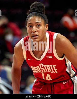 Piscataway, New Jersey, USA. 23rd Januar 2022. Ohio State Buckeys bewachen Taylor Thierry (14) in der ersten Hälfte der Jersey Mikes Arena zwischen den Rutgers Scarlet Knights und Ohio State Buckeys am Sonntag, den 23 2022. Januar in Piscataway, New Jersey. Ohio State schlägt Rutgers 80-71. Duncan Williams/CSM/Alamy Live News Stockfoto