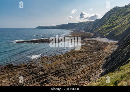 Flysch-Felsen am Strand von Sakoneta, an der Nordküste des Baskenlandes Stockfoto