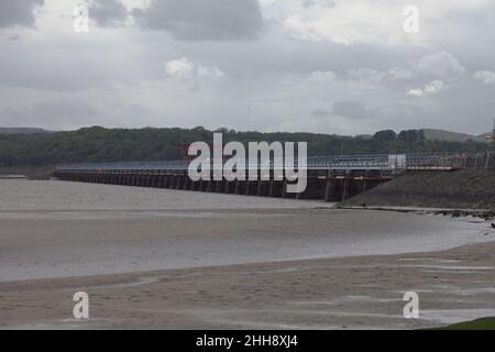 Derzeit werden Arbeiten an der Renovierung des Arnside Viadukts durchgeführt, einschließlich der Renovierung des Terrassendakts, Mai 2011 Stockfoto