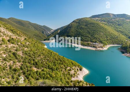 Luftaufnahme des Sees Fiastra in den Sibillini Bergen (Marken, Italien) Stockfoto