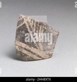 Terrakotta-Rand aus einer Tasse mit Dreiecken und parallelen vertikalen Linien ca. 2300–2100 v. Chr. Minoan aus Gournia, CreteRim Fragment mit Dreiecken.. Terrakotta-Rand aus einer Tasse mit Dreiecken und parallelen vertikalen Linien 247793 Stockfoto