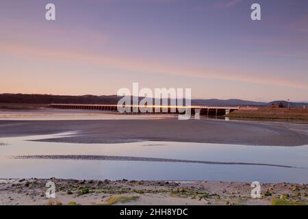 Sonnenuntergang am Kent Viadukt / Arnside Viadukt über der Kent Mündung, Arnside, Cumbria mit der Flut und einem goldenen Glanz Stockfoto