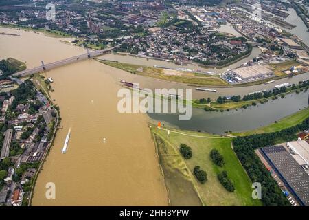 Luftaufnahme, Flutfluß Rhein, Ruhrmündung in den Rhein, Friedrich-Ebert-Brücke, Rheinorange Skulptur, Ruhrort, Duisburg, Ruhrgebiet, Nordrhein Stockfoto