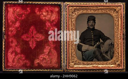 [Union Cavalry Soldier, sitzend, with Sword and Handgun] 1861–65 Unbekannt während des Bürgerkrieges kaufte die Union Army etwa 373.000 Handfeuerwaffen, darunter mehr als 200.000 .36 Navy-Revolver, die von der Colt Patent Fire Arms Manufacturing Company in Hartford, Connecticut, hergestellt wurden. Der sechs-Shooter der Marine wurde hier stolz von einem unbekannten Kavallerie-Mann aus seinem Holster entfernt und wurde von Kavalleriesoldaten auf dem Schlachtfeld wegen seiner größeren Handlichkeit als der schwerere Standardrevolver der Colt Army im Kaliber 44 bevorzugt. [Union Cavalry Soldier, sitzend, mit Schwert und Handfeuerwaffe] 301945 Stockfoto