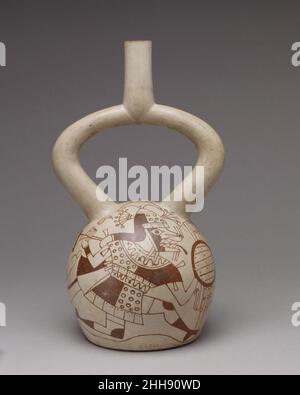 Fox Warrior Bottle 7th–8th Century Moche das Steigbügel-Auslaufgefäß – die Form des Auslaufs erinnert an den Steigbügel auf einem Pferdesattel – war an Perus Nordküste für etwa 3.000 Jahre eine beliebte Flaschenform. Obwohl die Bedeutung und Symbolik dieser unverwechselbaren Form für die Gelehrten immer noch rätselhaft ist, wurde vermutet, dass die Form eines Doppelzweigs/eines einzigen Auslaufs die Verdunstung von Flüssigkeiten verhindert haben könnte und/oder dass sie bequem zu tragen war. Zu Beginn des ersten Jahrtausends n. Chr. entwickelte der Moche Bügelschnabel-Trinkflaschen zu skulpturalen Formen, die eine breite Palette von Themen darstellen, darunter auch Stockfoto