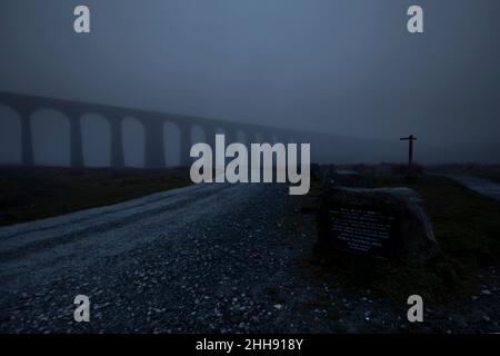 Atmosphärischer Blick auf das Ribblehead Viadukt im Nebel an einem langweiligen Wintertag Stockfoto
