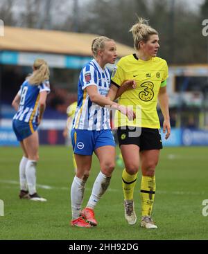 Crawley, Großbritannien. 23rd Januar 2022. Broadfield Stadium, Crawley, Großbritannien, Emma Koivisto (2, BRI) und Millie Bright (4, CHE) während eines WSL-Spiels am 23. Januar 2022 zwischen Brighton & Hove Albion W.F.C und Chelsea Women im Broadfield Stadium, Crawley, Großbritannien Bettina Weissensteiner/SPP Quelle: SPP Sport Pressefoto. /Alamy Live News Stockfoto