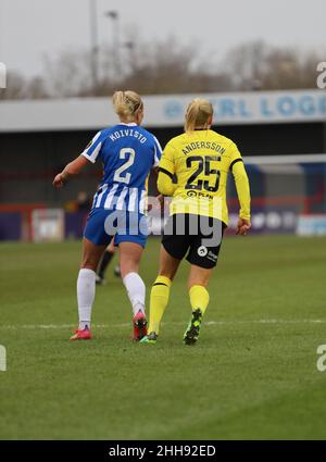 Crawley, Großbritannien. 23rd Januar 2022. Broadfield Stadium, Crawley, Großbritannien, Emma Koivisto (2, BRI) und Jonna Andersson (25, CHE) während eines WSL-Spiels am 23. Januar 2022 zwischen Brighton & Hove Albion W.F.C und Chelsea Women im Broadfield Stadium, Crawley, Großbritannien. Bettina Weissensteiner/SPP Quelle: SPP Sport Pressefoto. /Alamy Live News Stockfoto