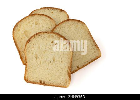 Vier Scheiben Weizenbrot isoliert auf weißem Hintergrund, frisches Weizenbrot, Draufsicht Stockfoto