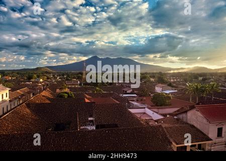 Der Vulkan Mombacho und die Dächer des kolonialen Granada vom Glockenturm der Kirche La Merced, Nicaragua Stockfoto