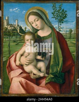 Madonna mit Kind ca. 1510 Werkstatt von Giovanni Bellini Italienisch wunderschön erhalten, verkörpert dieses kleine Bild die besten Werke, die in Bellinis Werkstatt für private Hingabe produziert wurden. Die Landschaft stammt von einer von Bellini selbst. Der metaphorische Kontrast zwischen den beiden Hälften der Landschaft, mit einem toten Baum und einer im Laub, ist beabsichtigt und erinnert den Betrachter an die Folgen der Entscheidungen, die wir während unserer Pilgerreise des Lebens treffen. Der Dichter Bembo berichtete, dass es [Bellinis] Praxis sei. .in seinen Bildern immer nach Lust und Willen wandern, damit sie auf ähnliche Weise diese befriedigen Stockfoto