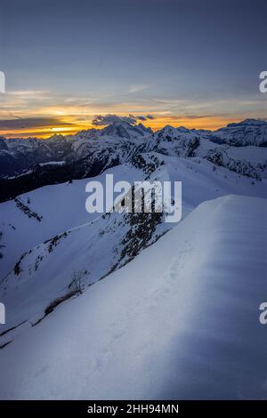 Sonnenuntergang hinter dem Berg Marmolada vom Passo Giau aus gesehen, in Cortina d'Ampezzo in den italienischen dolomiten Stockfoto