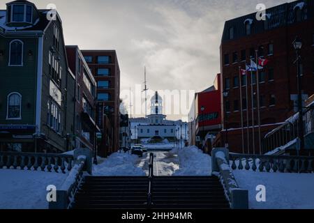 Im Winter in der Innenstadt von halifax mit einem schönen Blick auf die Stadtuhr auf dem Hügel der Zitadelle von der Grand Parade Stockfoto