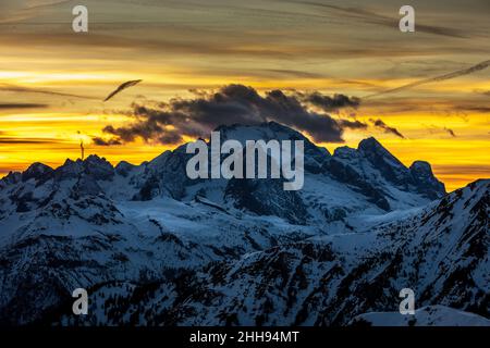 Sonnenuntergang hinter dem Berg Marmolada vom Passo Giau aus gesehen, in Cortina d'Ampezzo in den italienischen dolomiten Stockfoto