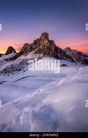 Blick auf den Gipfel Ra Gusela vor dem Berg Averau und Nuvolau, in Passo Giau, hochalpiner Pass in der Nähe von Cortina d'Ampezzo, in den Dolmen, Italien Stockfoto