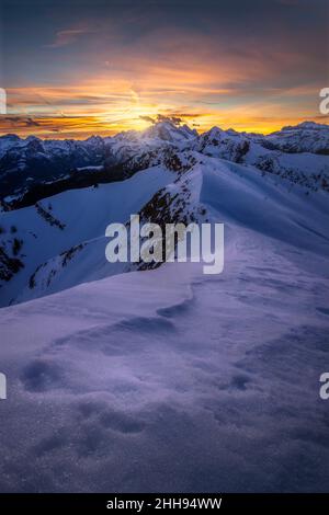 Sonnenuntergang hinter dem Berg Marmolada vom Passo Giau aus gesehen, in Cortina d'Ampezzo in den italienischen dolomiten Stockfoto