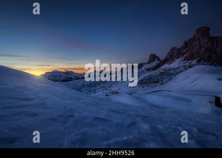 Sonnenuntergang hinter dem Berg Marmolada vom Passo Giau aus gesehen, in Cortina d'Ampezzo in den italienischen dolomiten Stockfoto