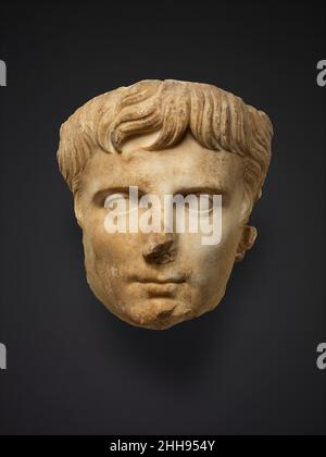 Marmorportrait des Kaiser Augustus ca. 14–37 n. Chr. Roman Dieses lebensgroße Fragment könnte Teil einer sitzenden Statue des Imperators gewesen sein, die während der Herrschaft seines Stiefsohnes und Nachfolgers Tiberius angefertigt wurde. Über zweihundertfünfzig Porträts des Augustus, darunter zahlreiche Statuen in voller Länge, sind heute bekannt. In der Antike gab es wahrscheinlich so viele Bronzestatuen des Imperators wie Marmorstatuen, aber relativ wenige der ersteren haben überlebt. Augustus selbst behauptete, achtzig silberne Statuen entfernt zu haben, die zu seinen Ehren allein in der Stadt Rom aufgestellt worden waren.Obwohl Augustus Stockfoto