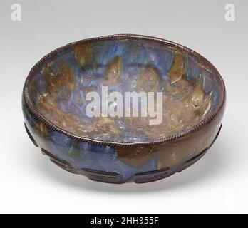 Große murrine Schale ca. 1880 Venezia-Murano Company Italienisch Diese unpolierte Schale ähnelt dem montierten Beispiel, das 1881 in Mailand auf der ersten italienischen Weltausstellung gezeigt wurde. Es ist charakteristisch für die murrine Dekoration, ein Begriff, der im 19. Jahrhundert von Abt Zanetti geprägt wurde, um die Nachahmung des antiken römischen Mosaikglases zu beschreiben. Venezianische Perlen Entscheidungsträger geholfen, die Technik zu perfektionieren.. Große murrine Schale 186194 Stockfoto