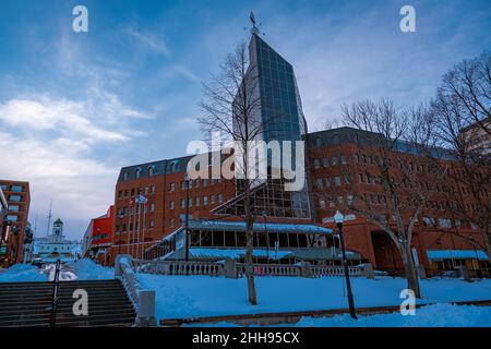 Im Winter in der Innenstadt von halifax mit einem schönen Blick auf die Stadtuhr auf dem Hügel der Zitadelle von der Grand Parade Stockfoto