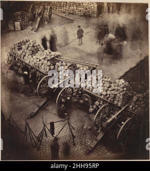 Barricades de la Commune, Avril 71. Coin de la Place Hotel de Ville & de la rue de Rivoli 1871 Pierre-Ambrose Richebourg Französisch nach dem französisch-preußischen Krieg (1870-71) revoltierten die Pariser gegen die neue Regierung von Adolphe Thiers, die eine Rückkehr zum Königshaus befürwortete. Die Anti-Establishment-Regierung der Kommune von Paris wurde am 28. März 1871 ausgerufen, in Opposition zu Thiers, der sich mit der Armee nach Versailles zurückgezogen hatte. Der Zusammenstoß führte zu wochenlangen Kämpfen, dem Massaker der Regierung an schätzungsweise 20.000 Menschen und der Verbrennung der großen öffentlichen Gebäude von Paris durch die Communards, Stockfoto