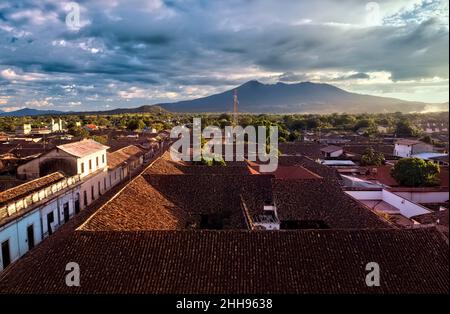 Der Vulkan Mombacho und die Dächer des kolonialen Granada vom Glockenturm der Kirche La Merced, Nicaragua Stockfoto