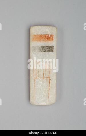 Plakette mit Namen von Ramesses IV auf der einen Seite und als Scribal-Palette auf der anderen ca. 1153–1147 v. Chr. Neues Königreich, Ramesside ob alle altägyptischen Könige literarisch waren oder nicht, nur selten zeigten sie sich schriftlich. Die längliche Tafel ist auf einer Seite mit den Kartuschen von Ramesses IV beschriftet, auf der anderen Seite ist sie wie eine Scribal-Palette mit roten und schwarzen Tuschebereichen und einem Schlitz, an dem die Schilfschreiber angebracht wurden (siehe z. B. 16.10.298). Vor allem betonten Könige die monumentalen Texte, die sie auf Stelen und Tempelmauern geschrieben hatten. Ein paar Könige jedoch – es Stockfoto