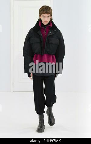 Paris, Frankreich. 23rd Januar 2022. Wooyoungmi Herbst/Winter 2022-23 Runway während der Paris Fashion Week Menswear Januar 2022 - Paris, Frankreich 23/01/2022 Credit: dpa/Alamy Live News Stockfoto