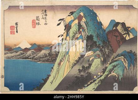 Hakone; Kosui Ca. 1833–34 Utagawa Hiroshige Japanese der Hakone-Pass, der eine herrliche Landschaft bietet, stellte Reisenden dennoch eine äußerst schwierige Bergreise dar. Man konnte vom Pass aus über das klare Wasser des Ashi-Sees in Richtung des Fuji-Gipfels und des Hakone-Schreins in einem dunklen Wald blicken. Der hier abgebildete steile, schmale Bergweg erlaubt uns einen Blick auf eine lange Prozession. Dieser Druck demonstriert Hiroshiges Genie bei der Übersetzung der Natur in grafische Kompositionen. Hakone; Kosui. Utagawa Hiroshige (Japanisch, Tokio (Edo) 1797–1858 Tokio (Edo)). Japan. Ca. 1833–34. Holzschnitt; Stockfoto