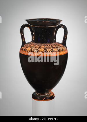 Terracotta Nolan Hals-Amphore (Glas) ca. 480 v. Chr. der Gruppe der floralen Nolane auf der Schulter zugeschrieben, Palmette-Lotos-OrnamentDie Komposition und Ausführung der nicht-figürlichen Dekorationsarten auf einer Vase sind ebenso wichtig wie die Behandlung von figürlichen Gegenständen. Zum stilistischen Ambiente des Berliner Malers gehörten Künstler, die sich auf Vasen spezialisiert haben, die nur mit blättrigen und geometrischen Motiven verziert sind. Eine Arbeit wie diese zeigt, wie effektiv ein Blumenband der architektonischen Struktur der Form eine organische Qualität verleiht. Terracotta Nolan Hals-Amphore (Glas) 247571 Stockfoto