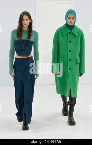 Paris, Frankreich. 23rd Januar 2022. Wooyoungmi Herbst/Winter 2022-23 Runway während der Paris Fashion Week Menswear Januar 2022 - Paris, Frankreich 23/01/2022 Credit: dpa/Alamy Live News Stockfoto