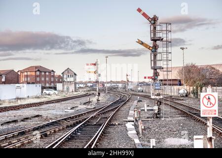 Mechanische Bahnsignale bei Blackpool North mit Blackpool North Nummer 2 Signalbox dahinter Stockfoto