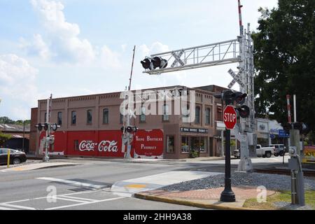 Downtown Cartersville, GA, USA mit der weltweit ersten lackierten Wandwerbung für Coca-Cola im Freien, die auf das Jahr 1894 zurückgeht, im Hintergrund. Stockfoto