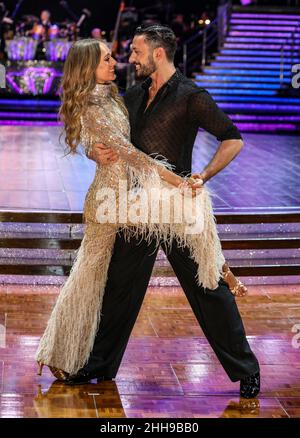 Rose Ayling-Ellis und Giovanni Pernice von der Strictly Come Dancing Live Tour 2022 posieren für eine Fotozelle in der utilita Arena in Birmingham. Es ist die erste Tournee seit zwei Jahren, die Covid-19 zu verdanken hat. (Foto von Brett Cove / SOPA Images/Sipa USA) Stockfoto