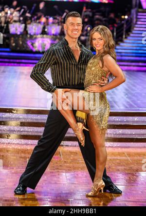 Kai Widdrington und Maisie Smith von der Strictly Come Dancing Live Tour 2022 posieren für eine Fotozelle in der utilita Arena in Birmingham. Es ist die erste Tournee seit zwei Jahren, die Covid-19 zu verdanken hat. (Foto von Brett Cove / SOPA Images/Sipa USA) Stockfoto