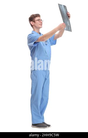 Junger Krankenhausarzt mit Röntgenfilm des Patienten Stockfoto
